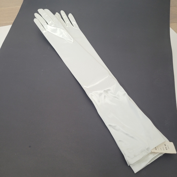 Very long white satin opera gloves - Picture 3 of 5